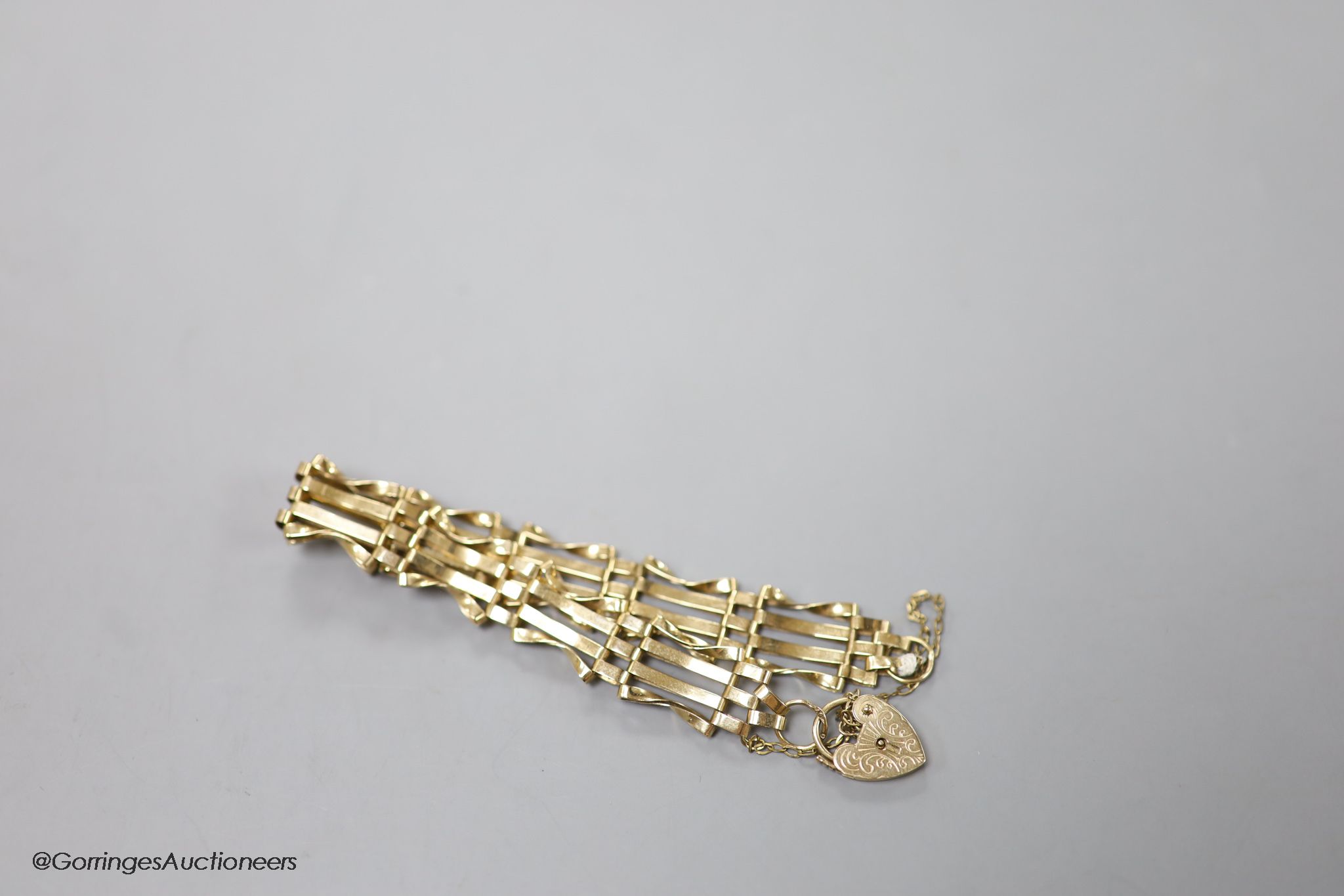 A modern 9ct gold gate link bracelet, approx. 18cm, 8.3 grams.